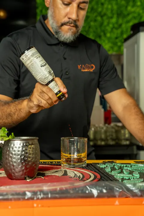 Kalizo bartender pouring a drink